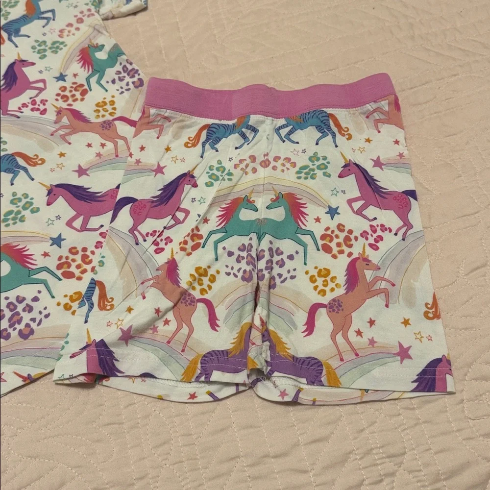 Little Sleepies 4T pajama set
EUC
Unicorn pattern
Short sleeve/shorts set - Picture 3 of 6